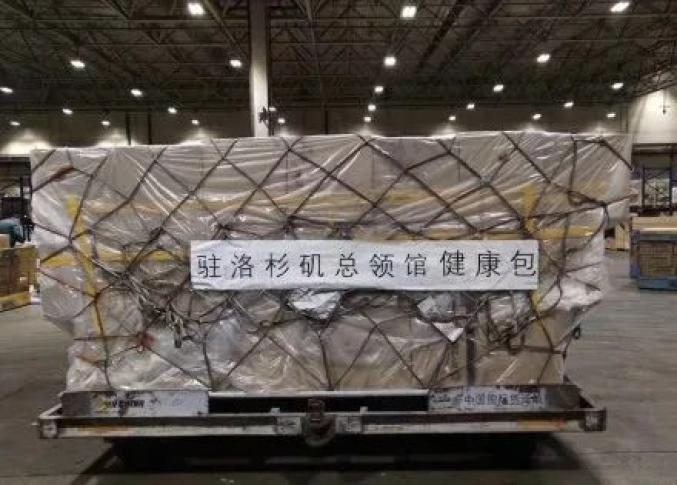 “健康包”运抵洛杉矶。（图片来源：央视新闻客户端）