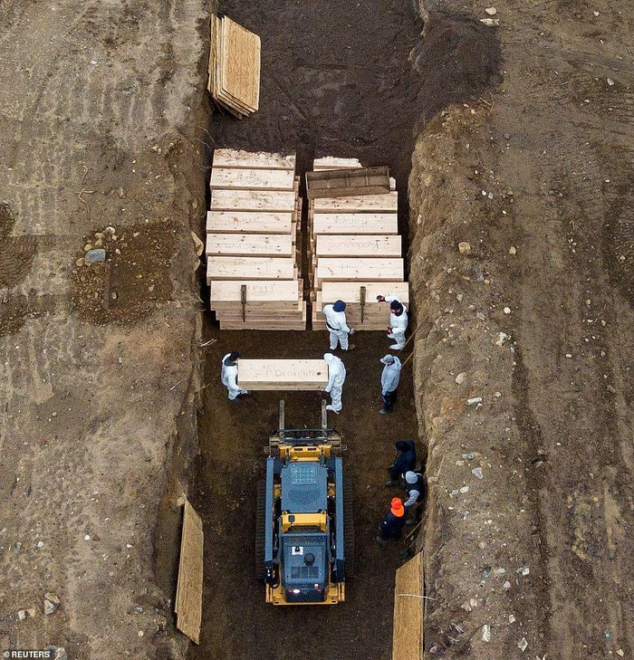 ▲无人机航拍图片显示，多名穿着防护衣的工人近日在纽约市外海的哈特岛挖掘埋尸坑。对此，纽约市长回应称，无亲属认领的逝者一向由市政府出面代为安葬在哈特岛，此次安葬的大多数是死于新冠肺炎的逝者。图据路透社