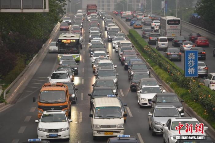 北京东三环主路的车流。中新网记者 金硕 摄