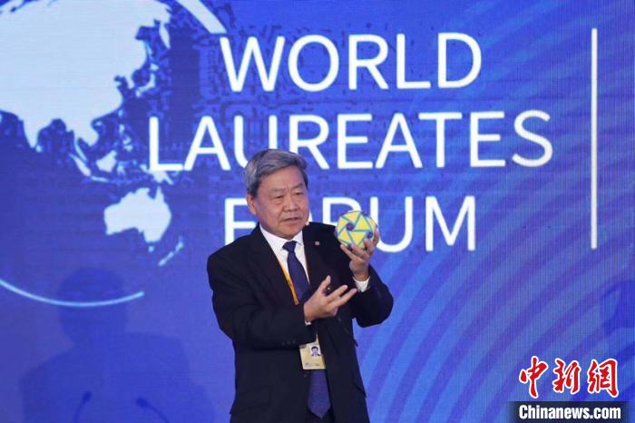 当日在论坛现场，饶子和手持3D模型，向与会者进行讲解。（作者 张亨伟）