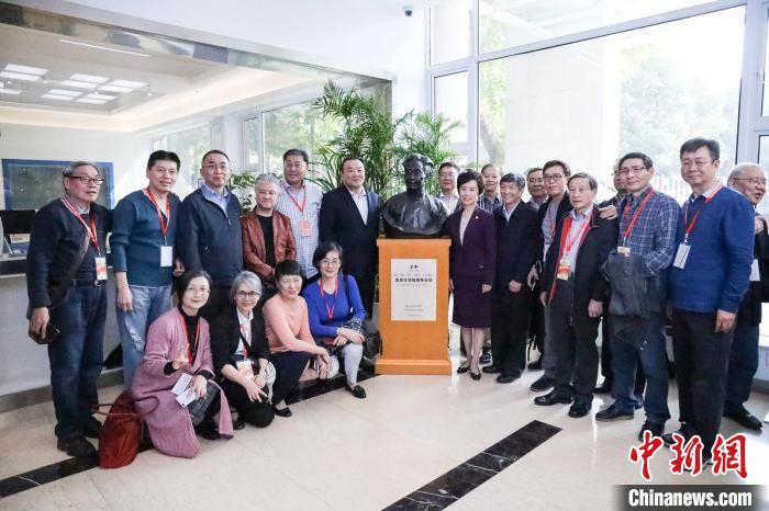 王中铜像揭幕。 复旦供图