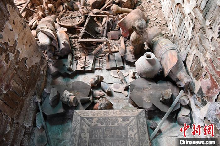  图为墓葬甬道随葬品。　甘肃省文物考古研究所供图 摄