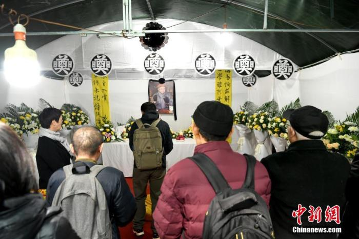 &nbsp;&nbsp;11月24日，为了能让更多亲朋好友及读者和各界人士表达对流沙河先生的惜别之情，流沙河家人在其生前居住的小区设置了吊唁处，供民众悼念。图为悼念现场。 中新社记者 安源 摄