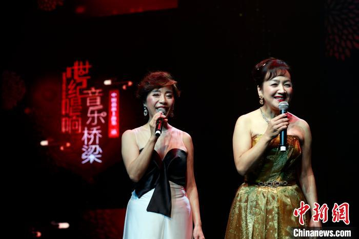 “小鹿纯子”(右)和 著名旅日歌手谢鸣(左)在演唱会上合唱。　汤彦俊 摄