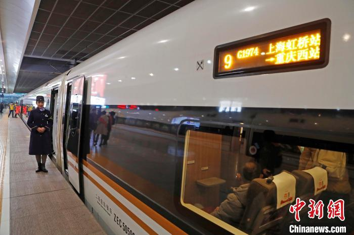 列车长在对车厢外等待旅客。　殷立勤 摄