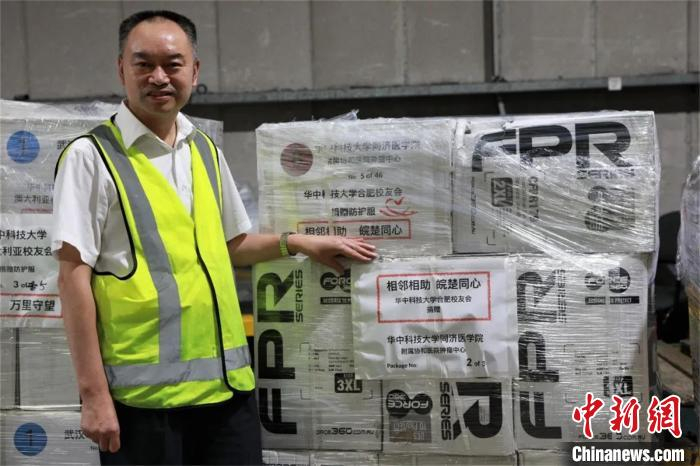     邝远平在一线募集抗疫物资　李端　摄