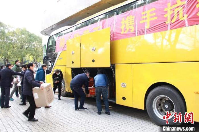 江苏省统战系统支援湖北省黄石市抗疫物资装车。　江苏省委统战部供图 