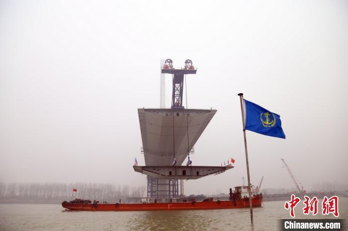 南京长江五桥进行复工后首次钢箱梁吊装作业 江上“巨龙”再“增长”