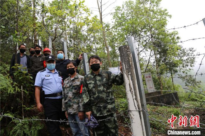 图为党政军警民联合踏查边境。麻栗坡县边防委员会办公室供图