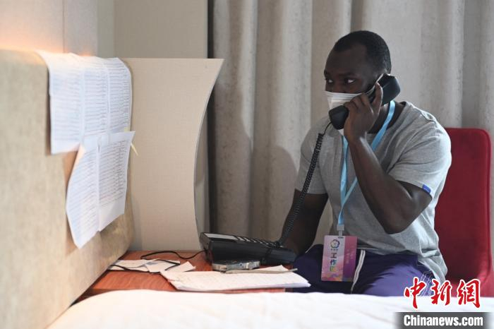 吕威廉逐个给在酒店的外籍隔离人员打电话，询问他们的身体状况。　陈骥旻 摄