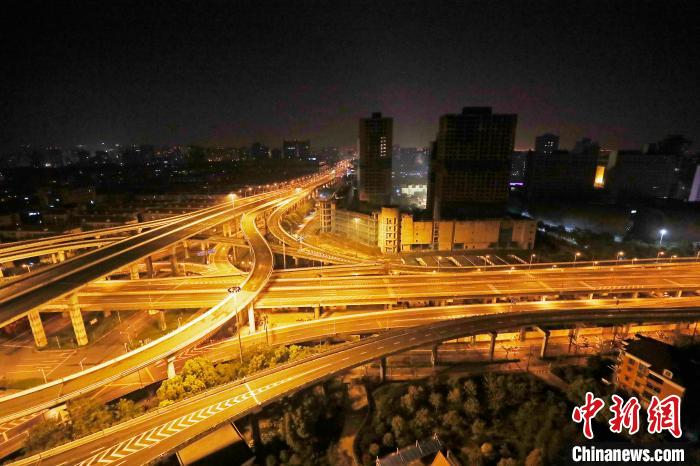     中环线道路进行临时交通管制。　殷立勤　摄