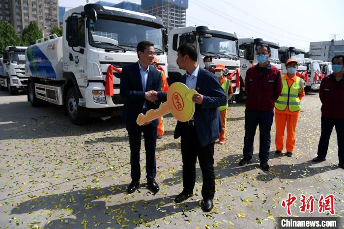 纯电动环卫车交车。　田进 摄