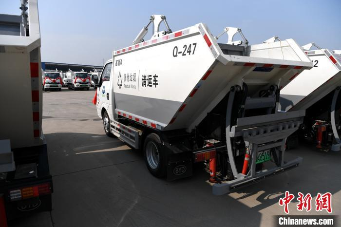 纯电动环卫车。　田进 摄