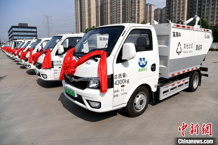     交付86台纯电动环卫车。　田进　摄