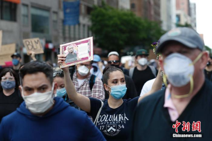 当地时间6月1日，纽约民众在曼哈顿街道上举行反种族歧视游行。