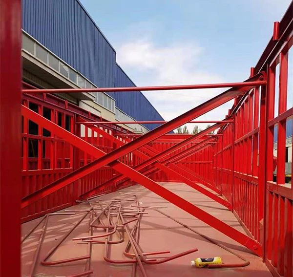  改装后的“百吨王”，车厢内进行了加固处理。