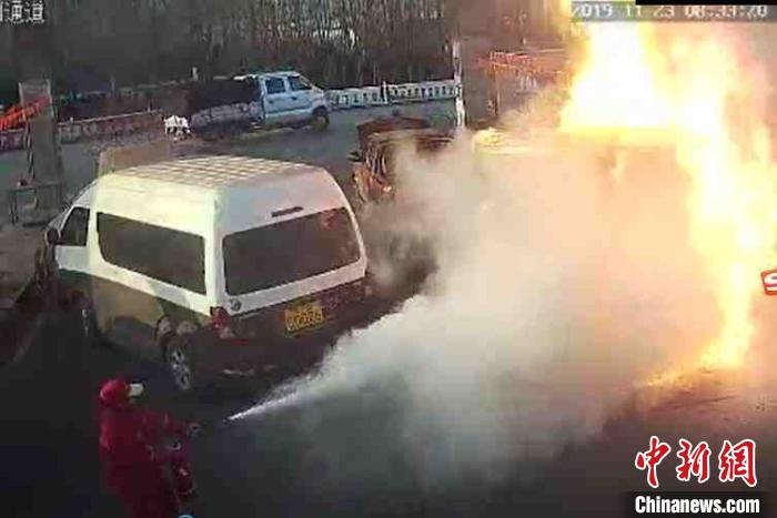  货车突燃，加气员立即采取灭火措施。　视频截图　摄