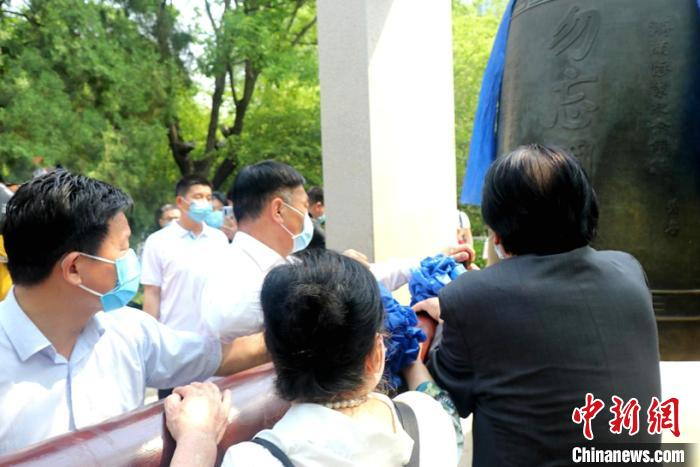 各界人士敲响“五三”纪念钟。　李婧怡 摄