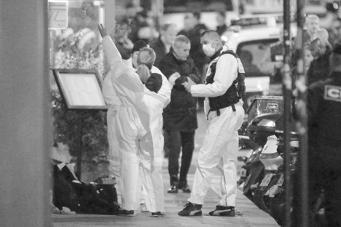 法医到达事故现场。