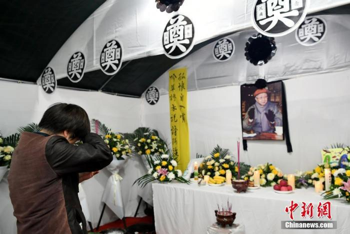 &nbsp;　11月24日，流沙河家人在其生前居住的小区设置了吊唁处，供民众悼念。图为悼念现场