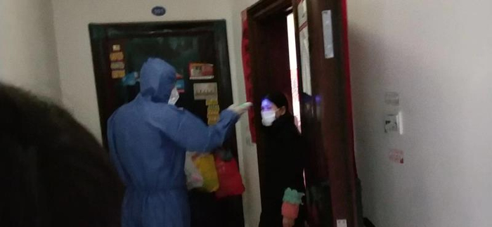 涂飞等人上门为村民测体温。