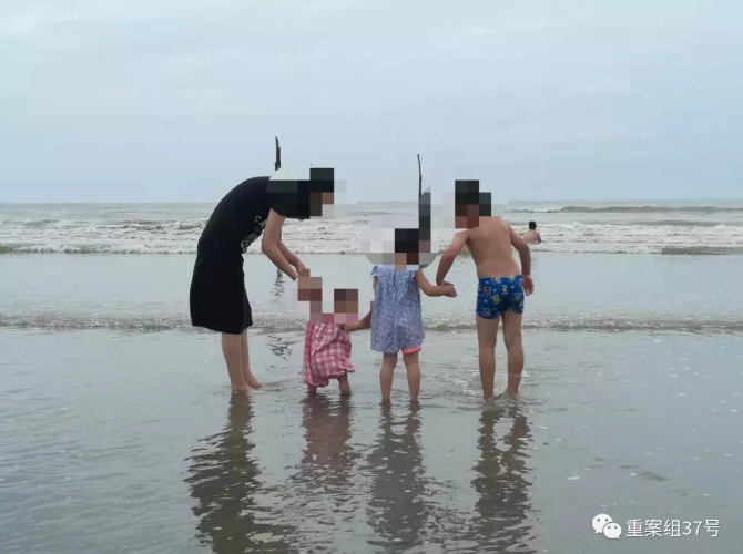 ▲薛先生的妻子和孩子们在海边玩。&nbsp;受访者供图