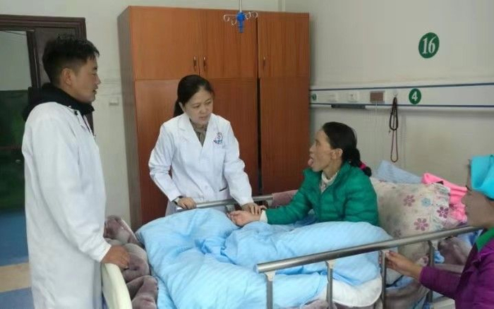 潘芳和“徒弟”仁增多吉在病房为病人检查。受访者供图