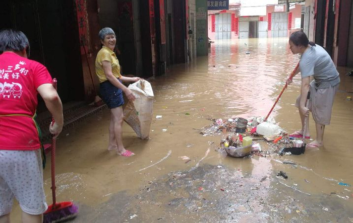  ▲洪水渐退时，惠州人开始生产自救，恢复家园