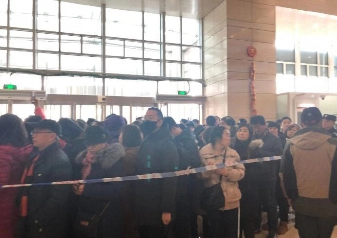  大量用户OFO总部排队申请退还押金。&nbsp;&nbsp;&nbsp;&nbsp;受访者供图