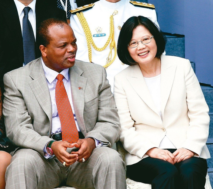 图为蔡英文（右）与斯威士兰国王（左）。（来源：《联合报》）