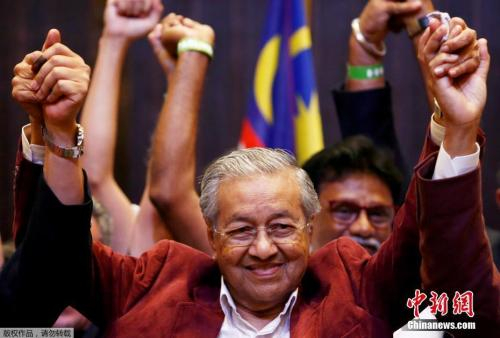 2018年5月10日，现年92岁的马哈蒂尔带领反对党“希望联盟”（PH）在马来西亚大选中获胜。