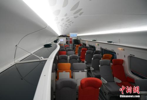 图为即将投入高铁香港段运营的港铁“动感号”列车二等座车厢。 &nbsp; 中新社记者 张炜 摄