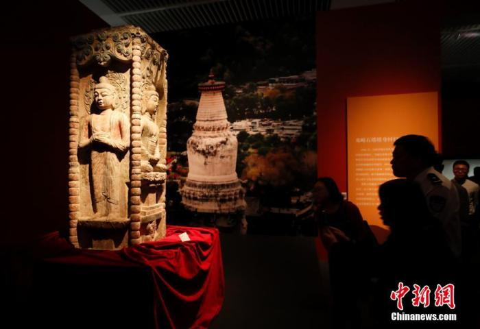 资料图：观众参观邓峪石塔塔身。 中新社记者 杜洋 摄