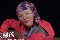 杨超越最新节目丑成单眼皮却圈粉无数,梗王不当偶像讲相声也能红吧!