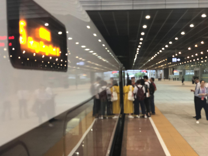 9月23日6时44分，从深圳北发往香港西九龙的G5711次列车出发，是广深港高铁全线开通后的首趟列车。本文图片 澎湃新闻记者 赵实 图