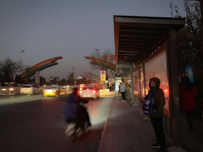 田宁早晨6点35出发，到三里屯上班。新京报记者陶若谷&nbsp;摄