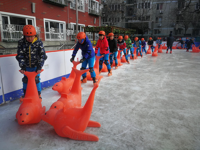 　　东城区史家小学分校的学生正在进行冰雪运动训练。摄影/新京报记者 黄哲程