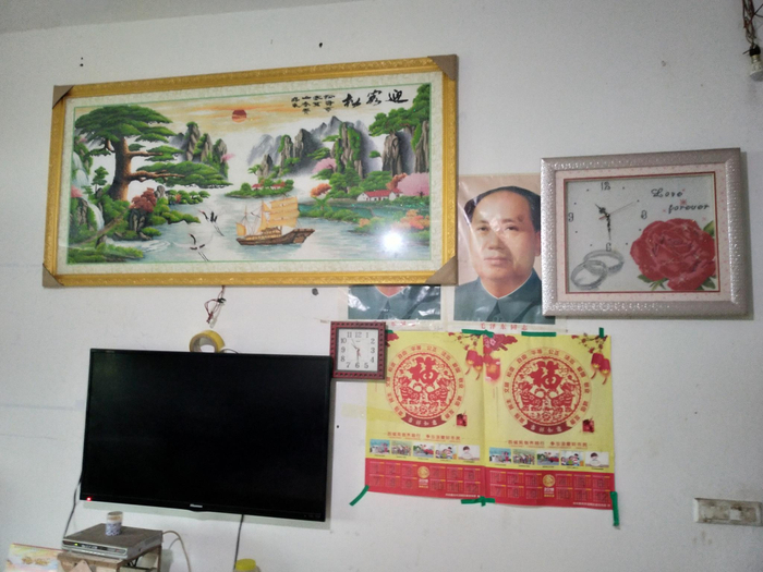 王勇家墙壁上的十字绣作品。