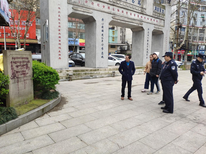 警方在现场查看。受访者供图