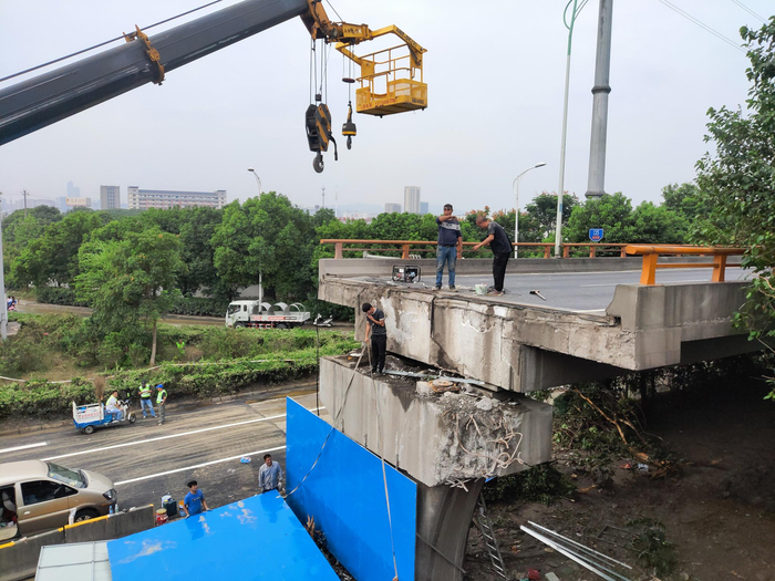 　工人在事发桥梁部分加装围挡。新京报记者 康佳 摄