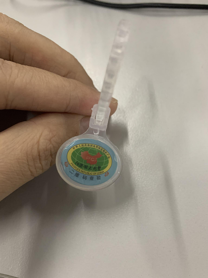 大洋路海鲜市场，一商家店内打出阳澄湖大闸蟹的标识，商家称现场加装蟹扣，但记者看到，所装蟹扣为椭圆 形，非官方认定的2019版蟹扣。 新京报记者 程亚龙 摄