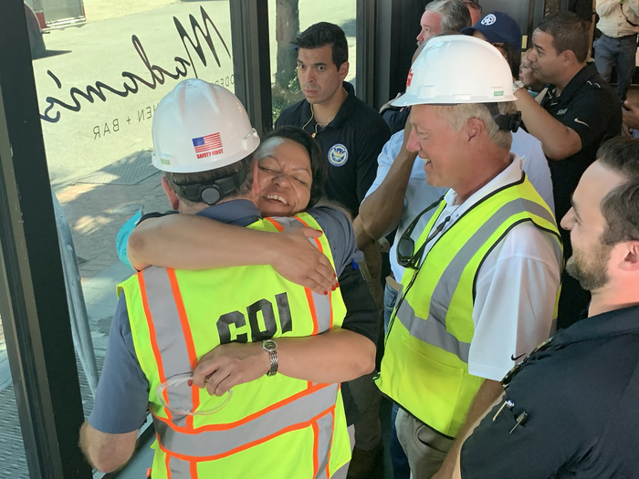  新奥尔良市市长拥抱工作人员庆祝 图自其社交媒体