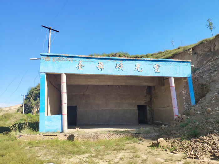 横山区韩岔镇小河沟村村民指称煤矿非法开采导致山体塌陷，建筑物倾斜。新京报记者 卢通 摄