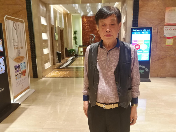 2019年4月24日，黄家仁在山东威海一家酒店里。 受访者供图