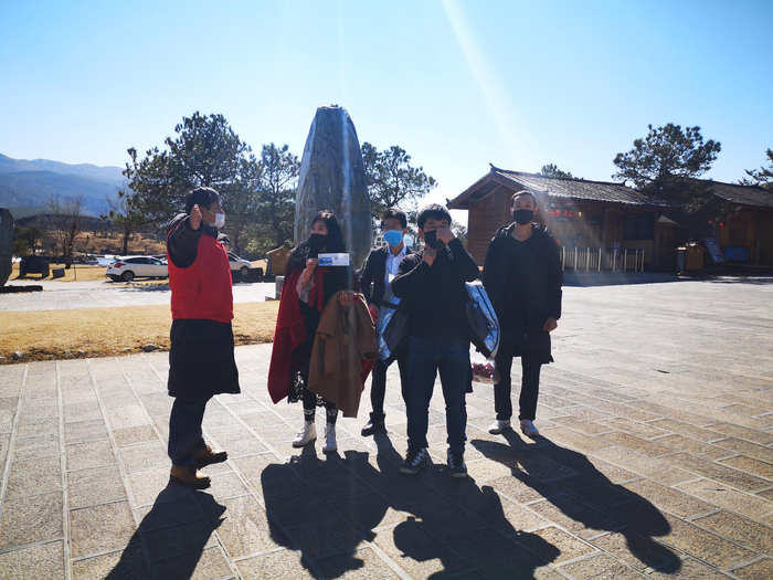 来自东北吉林的王女士一行四人准备进入雪山景区