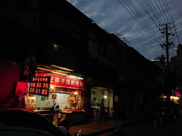 武汉的夜宵摊。  谌毅 图