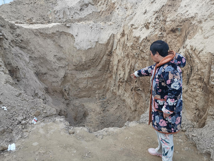 盛和府项目施工工地内，一名遇难儿童的家属介绍，孩子被挖出的土坑位置。新京报记者 程亚龙摄