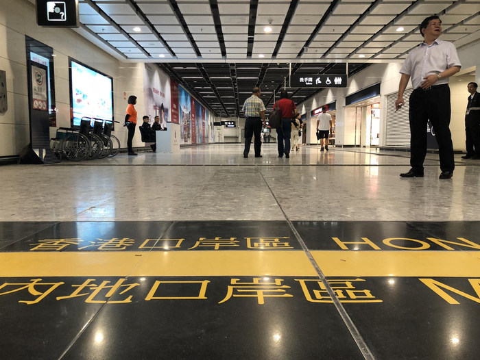 通过内地口岸与香港口岸的分界线后，乘客完成香港口岸入境手续后，即可抵港。