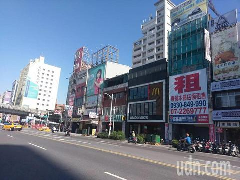 靠近高雄车站不到20公尺临建国路的店面，就有2到3家高挂出租的招牌。（图片来源：台湾《联合报》）