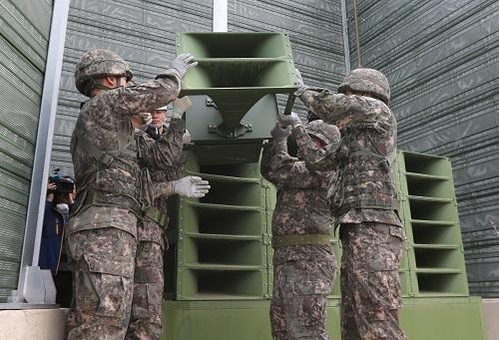 韩国军人在拆除对朝扩音器